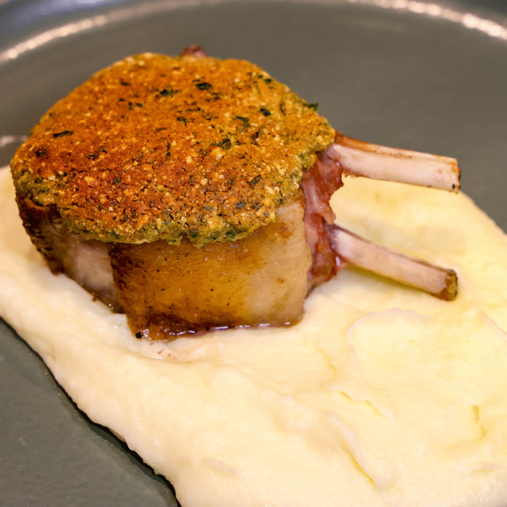 Carré de Cordeiro em Crosta de Ervas com Purê de Batata Robuchon