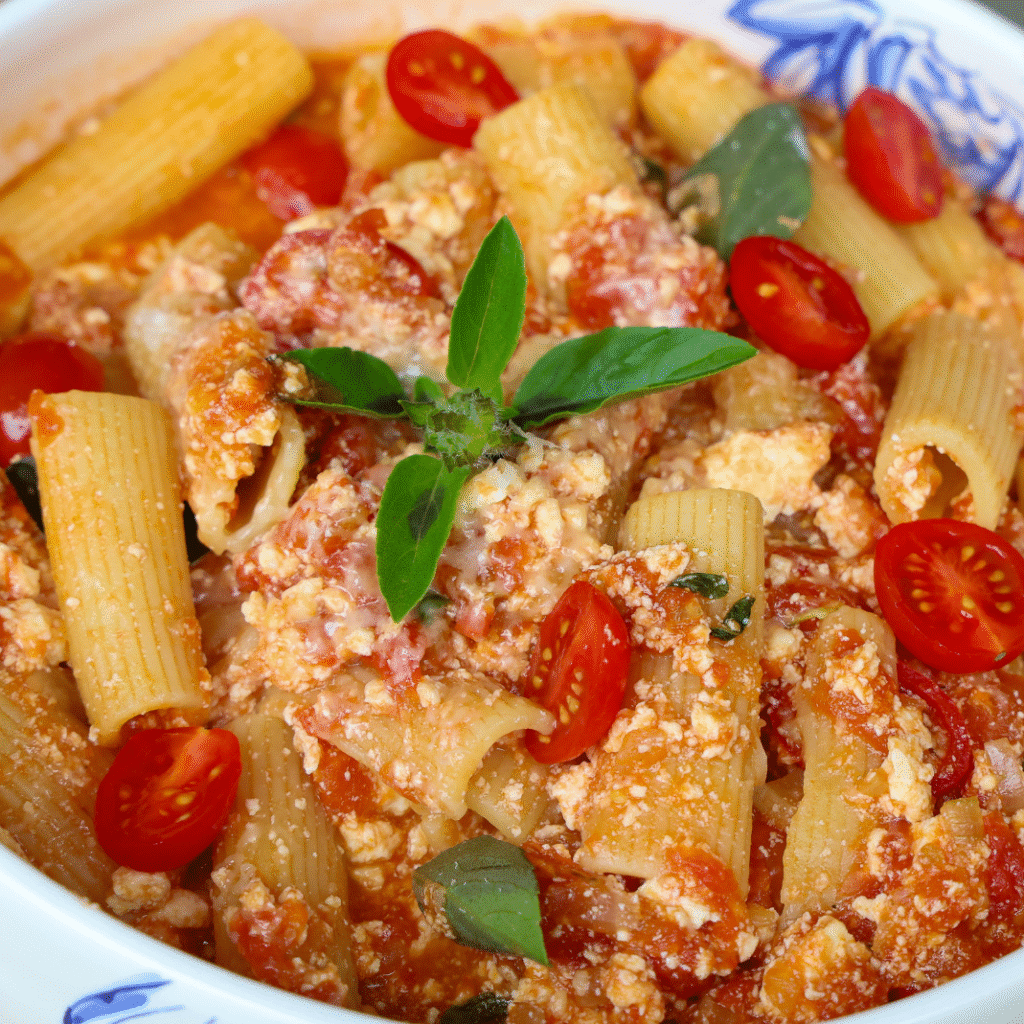 Rigatoni com Molho de Ricota e Tomate